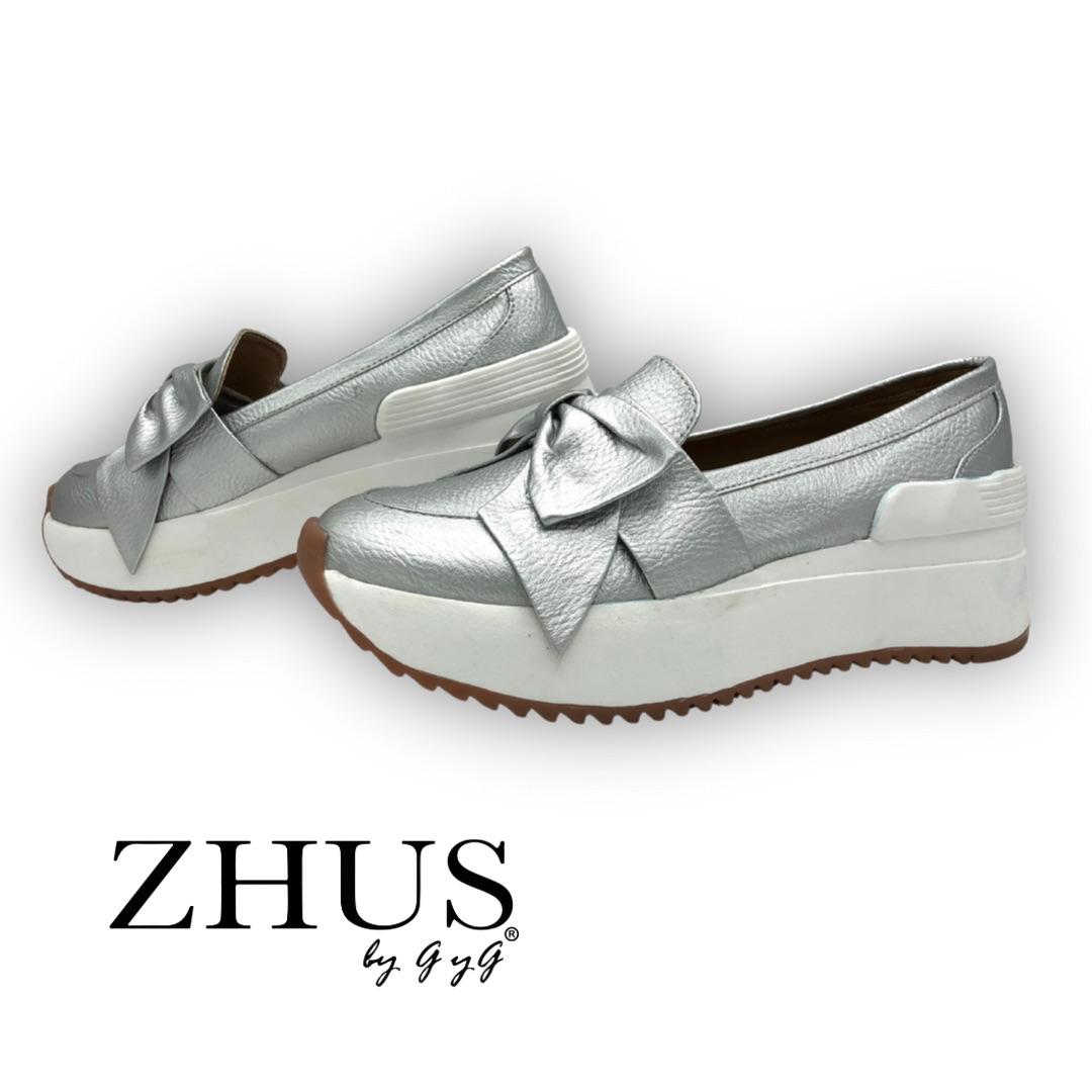 Zapatilla plateada con lazo