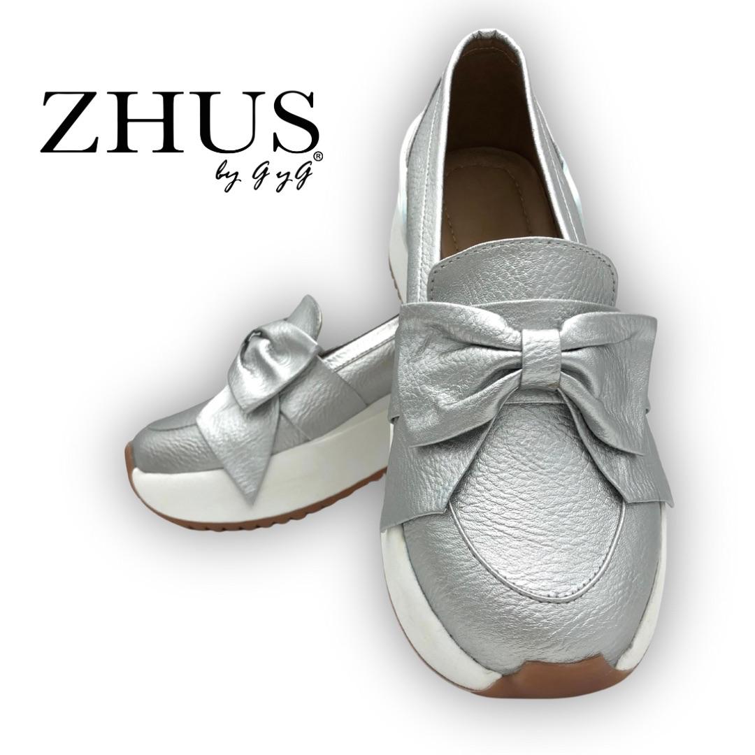 Zapatilla plateada con lazo