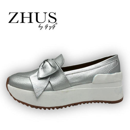 Zapatilla plateada con lazo