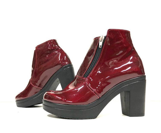 Botín tacón mediano charol disponible vino y negro