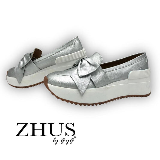 Zapatilla plateada con lazo