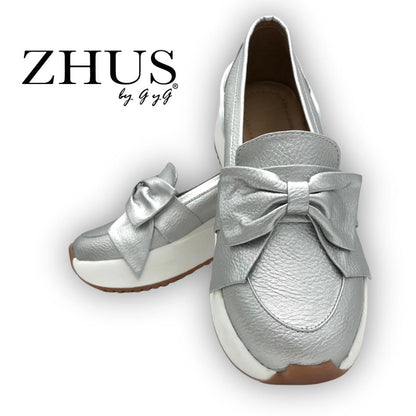 Zapatilla plateada con lazo
